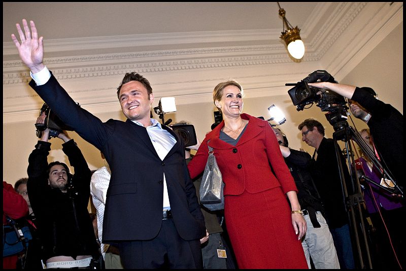 Dan Jorgensen saluda junto a la líder del partido Helle Thorning Schmidt,