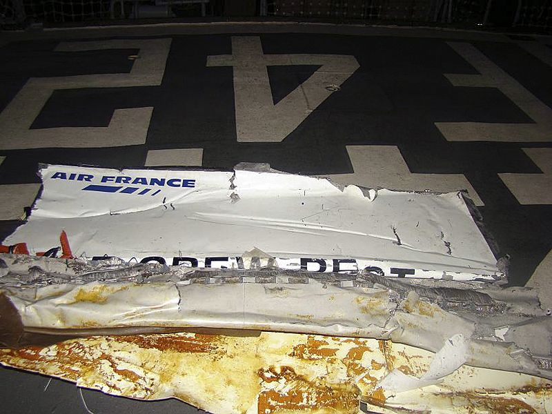 Una pieza del fuselaje del 447 de Air France viaja en la cubierta de una de las naves brasileñas utilizadas para la búsqueda.