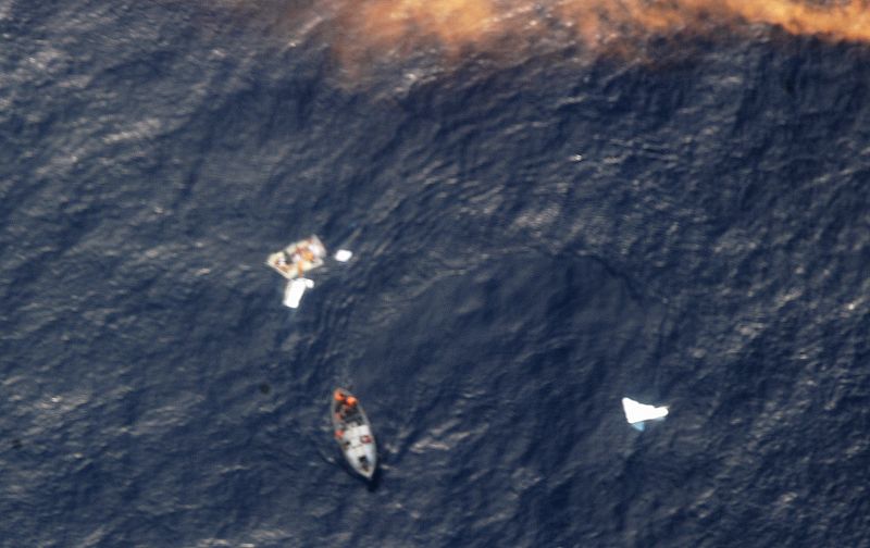Un barco de la Marina brasileña recoge restos del avión a unos 1200 kilómetros de la costa de Recife.