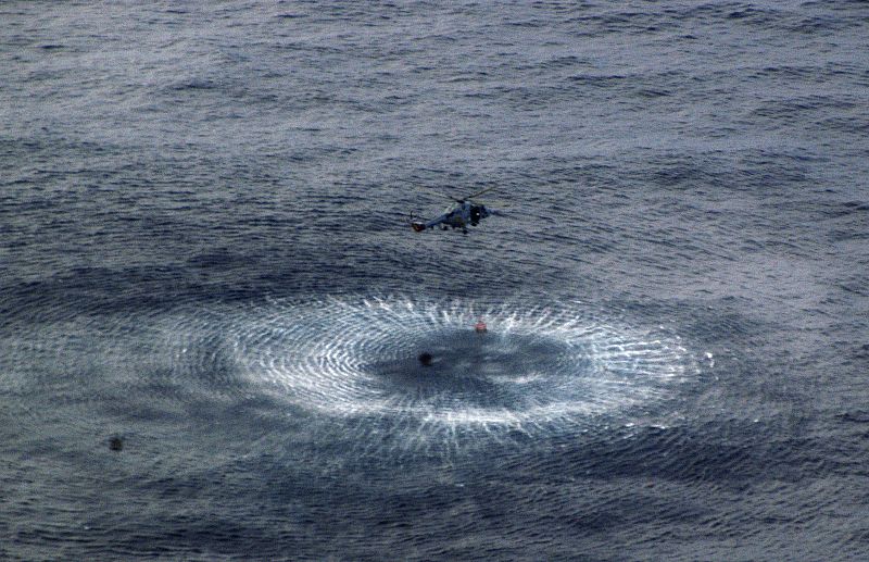 Un helicóptero de la Marina brasileña se acerca a la superficie del océano para recuperar parte de los restos del 447 de Air France.