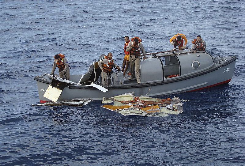 Marines brasileños rescatan una pieza de los restos del 447 de Air France, a unos 1.200 kilómetros al noreste de Recife.