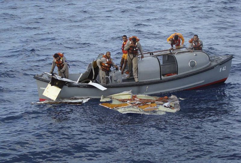 Marines brasileños rescatan una pieza de los restos del 447 de Air France, a unos 1.200 kilómetros al noreste de Recife.  