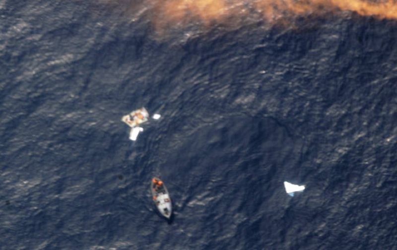 Un barco de la Marina brasileña recoge restos del avión a unos 1200 kilómetros de la costa de Recife. 