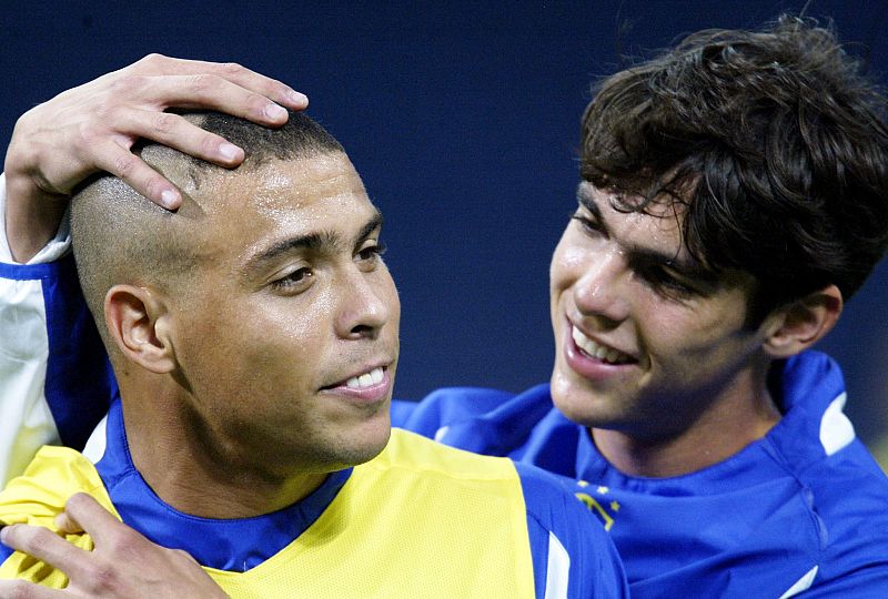 Kaká bromea con Ronaldo durante el Mundial 2002 que ganó Brasil. Entonces los dos estuvieron a punto de ser compañeros también en el Madrid.