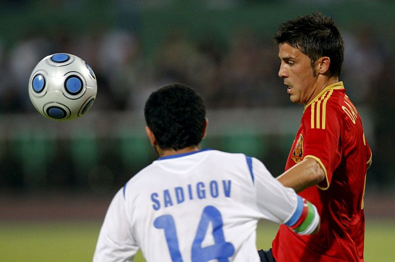 David Villa marcó el penalty provocado por Cesc y se convirtió así en el tercer goleador de la historia de la selección.