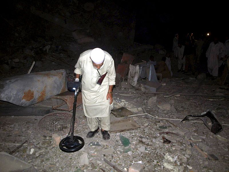 ONCE MUERTOS Y 50 HERIDOS EN ATENTADO FRENTE A LUJOSO HOTEL DE PESHAWAR