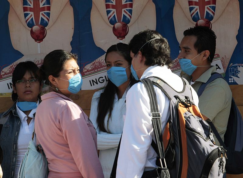 Unos estudiantes llevan máscaras quirúrjicas