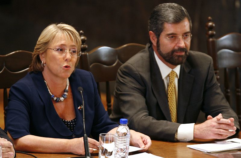 Michelle Bachelet habla junto a Juan Ramón de la Fuente