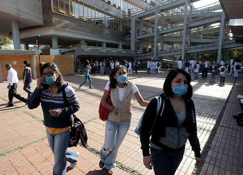 estudiantes que llevan máscaras