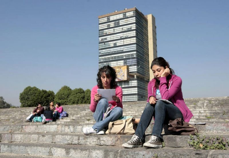 Los estudiantes leyendo unos documentos en la UNAM.