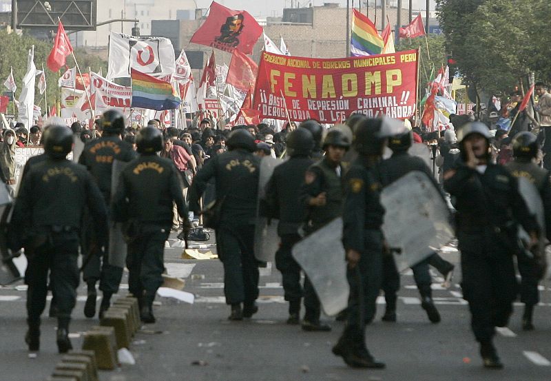 POLICÍA PERUANA LANZA BOMBAS LACRIMÓGENAS SOBRE MULTITUDINARIA MARCHA