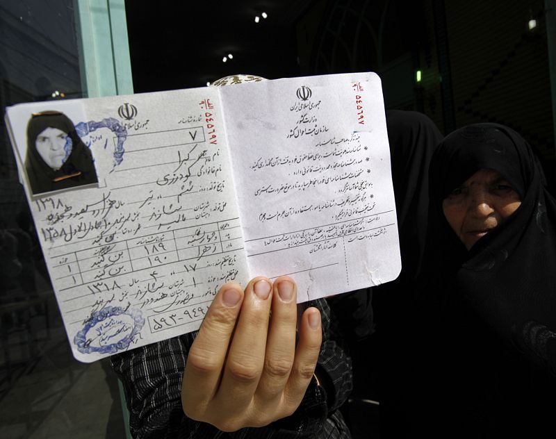 Una mujer iraní muestra su pasaporte después de votar en las elecciones presidenciales en Teherán.