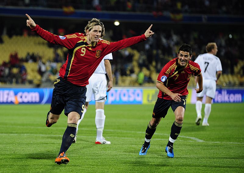 Fernando Torres celebra junto a David Villa su primer gol ante Nueva Zelanda.