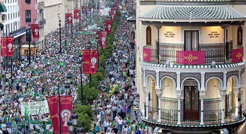 LA HINCHADA VERDIBLANCA 'TOMA' LAS CALLES DE SEVILLA