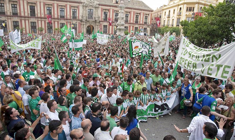 LA HINCHADA VERDIBLANCA 'TOMA' LAS CALLES DE SEVILLA