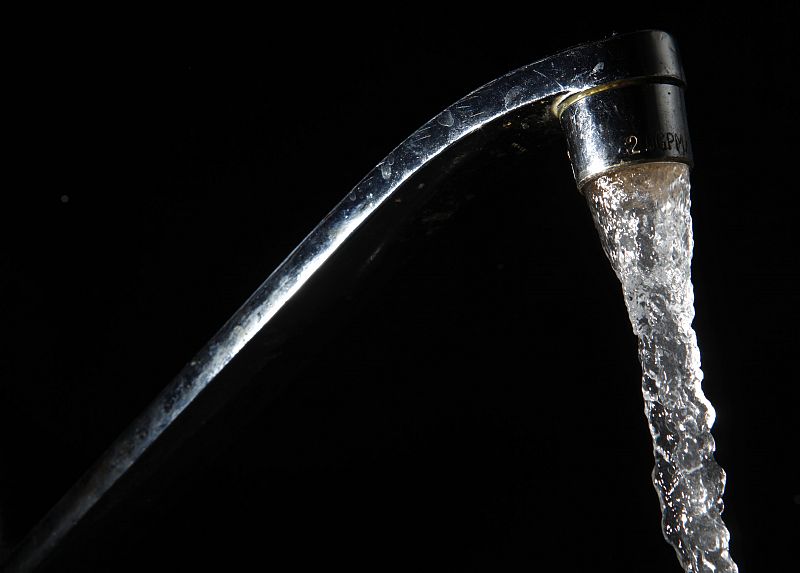 agua manando de un grifo