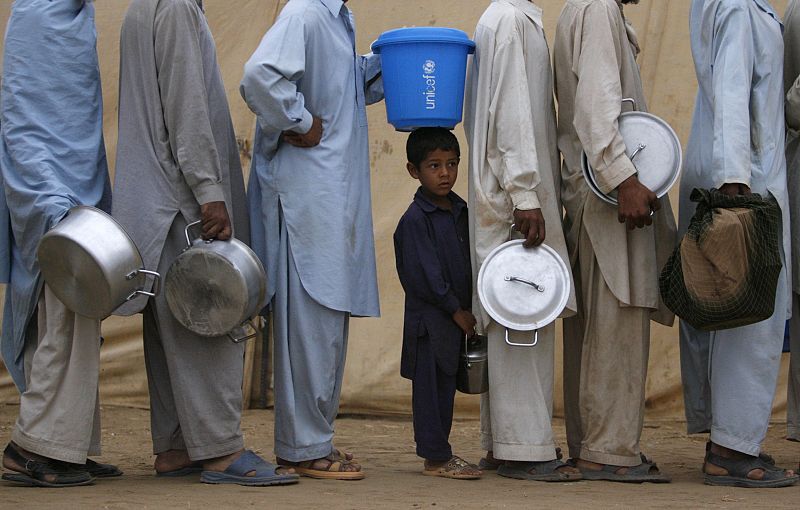 Una fila de refugiados de UNHCR