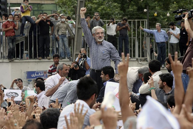 El candidato a la presidencia Mirhossein Mousavi asiste una reunión.