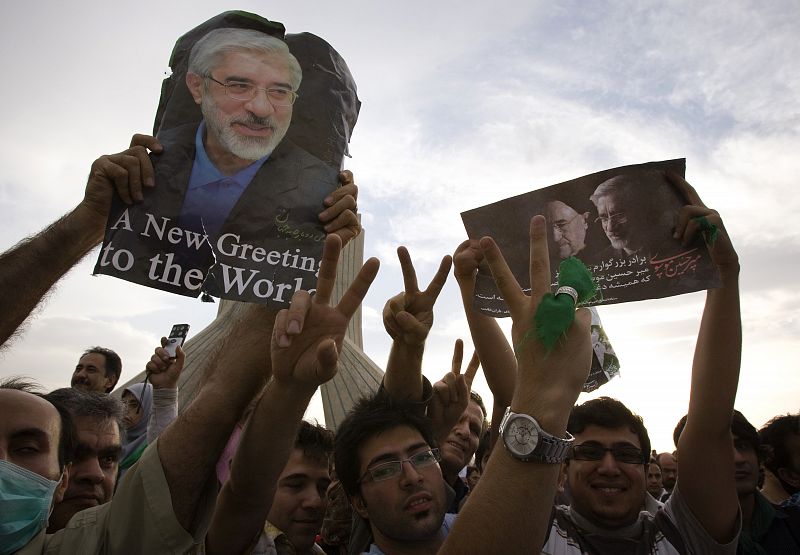 Manifestantes durante una reunión en apoyo de Mousavi, en Tehran.