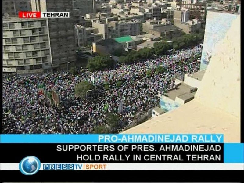 Varios miles de personas marchan en las calles de Teherán para apoyar a Ahmadinejad según las imágenes de la televisión pública iraní.