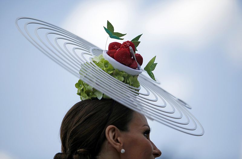 La diseñadora Isabell Kristensen llega a la competición en el Royal Ascot.