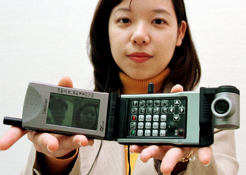 Uno de los primeros prototipos de teléfono con cámara integrada, presentado en Tokio en 1997