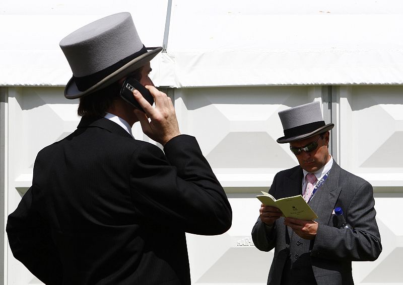 Aficionados en el primer día de la glamurosa carrera de caballos.