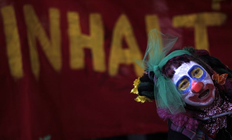 Una manifestante disfrazada de payaso