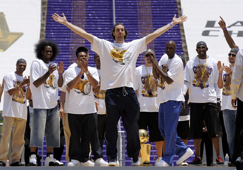 Pau Gasol celebra el anillo de la NBA