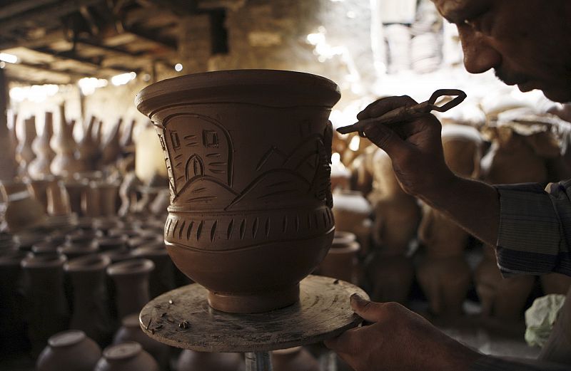 Un egipcio trabaja en un taller de alfarería en El Cairo.