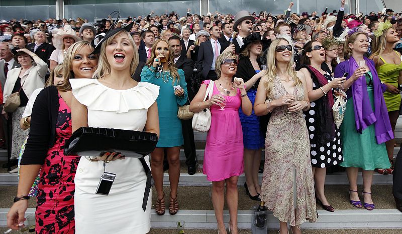 Animan a sus caballos durante el tercer día de la carrera.