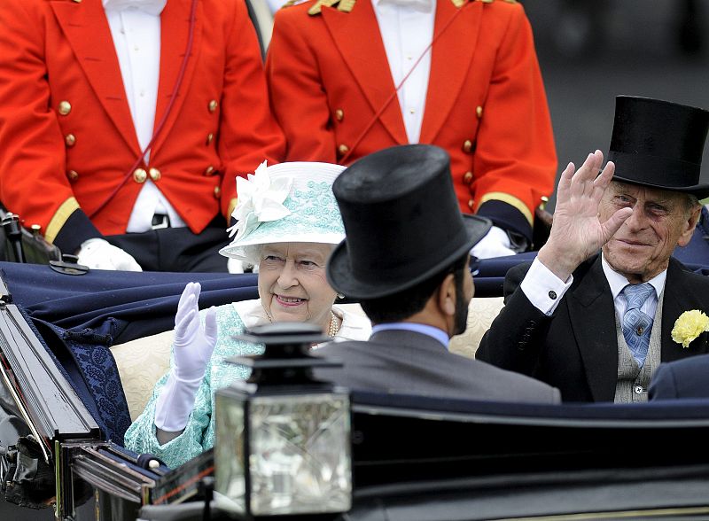 La Reina Isabel II de Inglaterra llega a las carreras de caballos.