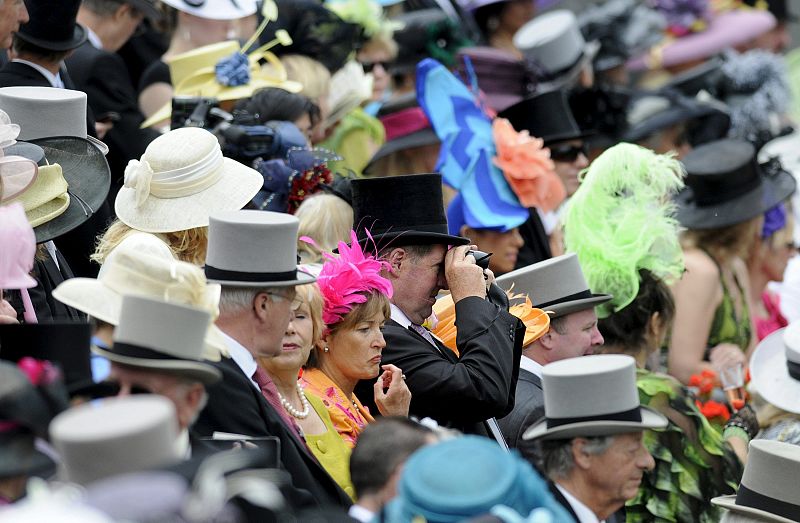 Aficionados a las carreras esperan la llegada de la Reina Isabel II