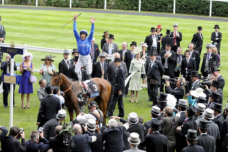 El jockey Frankie Dettori con su caballo "Flying Cloud"