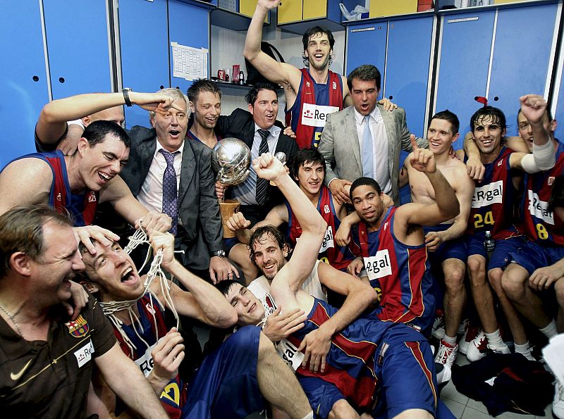 Terminado el partido sobre la cancha, la fiesta ha seguido en el vestuario.