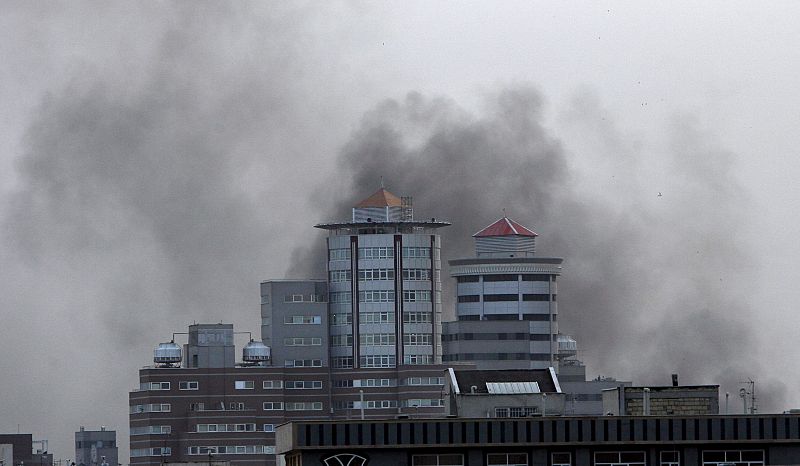 El humo procedente de la sede de Ahmadineyad se podía ver en toda la ciudad.