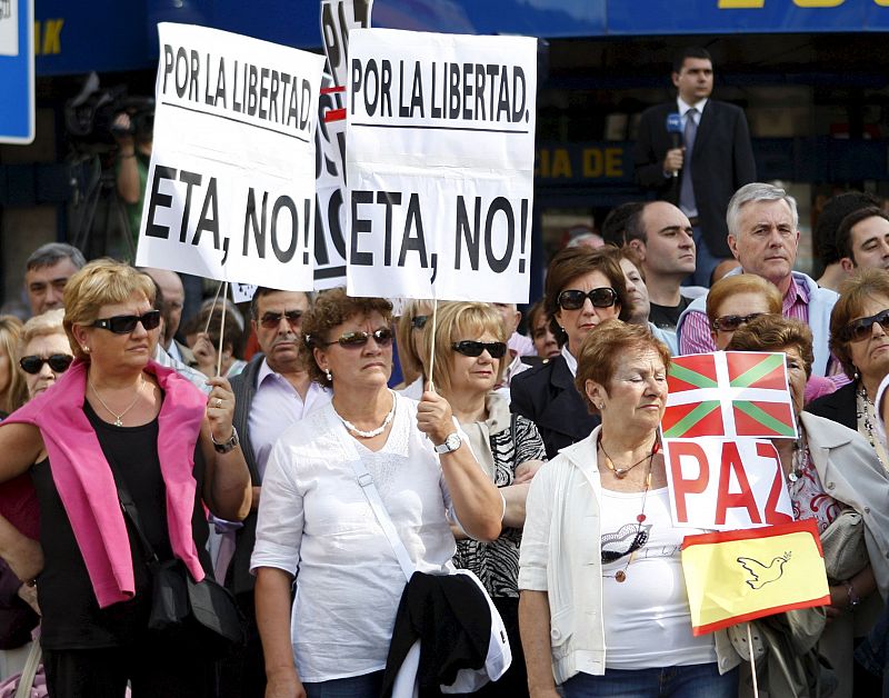 "POR LA LIBERTAD.ETA NO.ASKATASUNA" LEMA DE LA MANIFESTACIÓN DE REPULSA