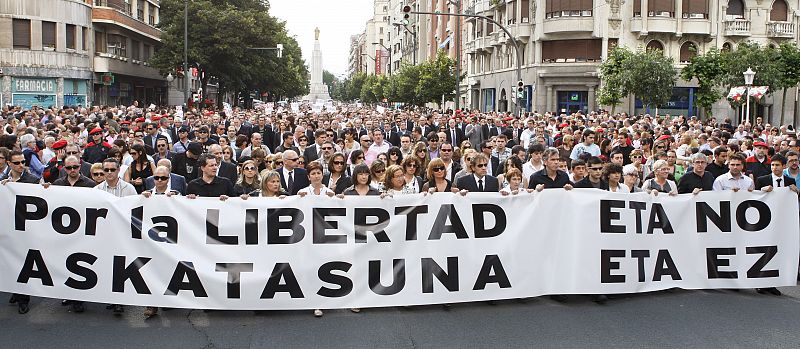 "POR LA LIBERTAD.ETA NO.ASKATASUNA" LEMA DE LA MANIFESTACIÓN DE REPULSA