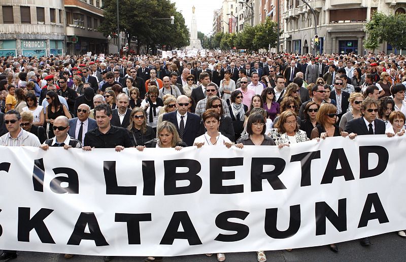 "POR LA LIBERTAD.ETA NO.ASKATASUNA" LEMA DE LA MANIFESTACIÓN DE REPULSA