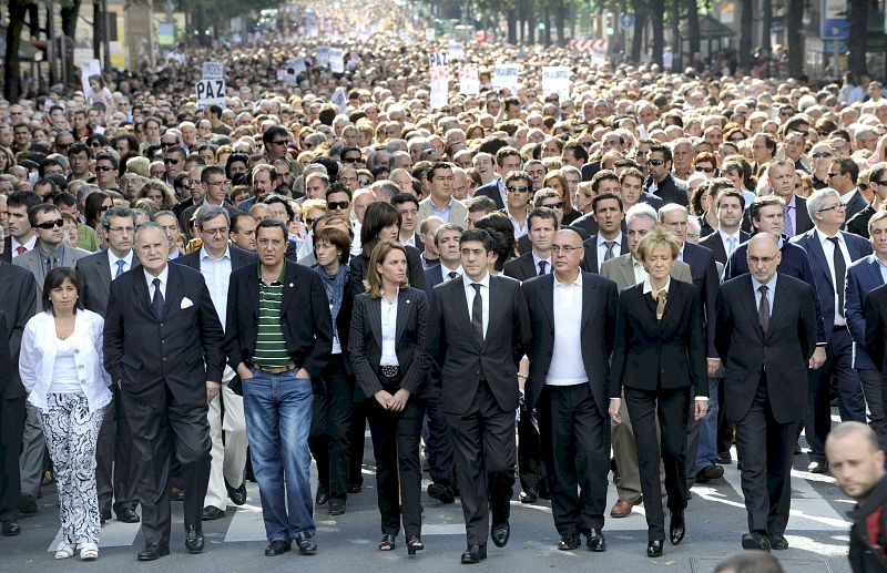 "POR LA LIBERTAD.ETA NO.ASKATASUNA" LEMA DE LA MANIFESTACIÓN DE REPULSA