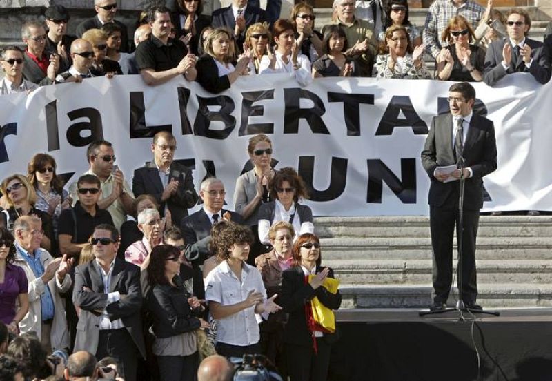 "POR LA LIBERTAD.ETA NO.ASKATASUNA" LEMA DE LA MANIFESTACIÓN DE REPULSA