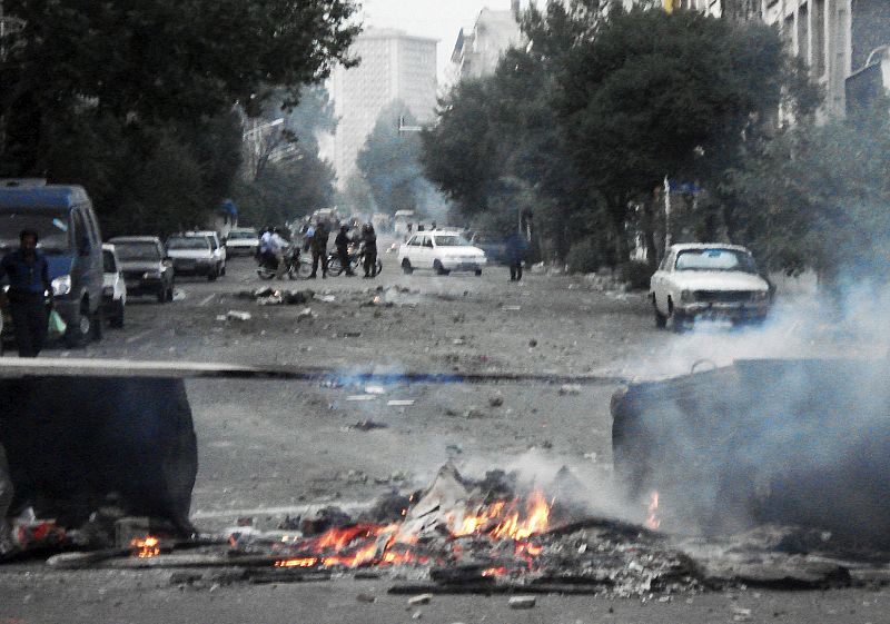 Grandes destrozos en las calles de Teherán tras los enfrentamientos entre iraníes y la policía durante una protesta.