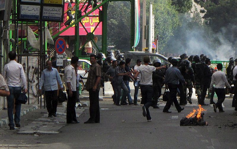 La Policía iraní se ha empleado con dureza para impedir una marcha convocada en el centro de Teherán para protestar contra el resultado de las elecciones presidenciales del 12 de junio.