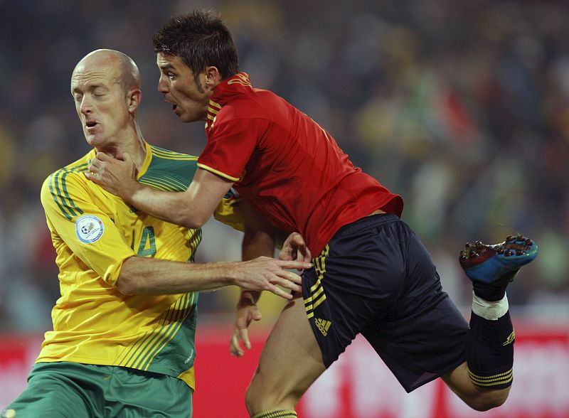 David Villa choca con el defensa sudafricano Matthew Booth.