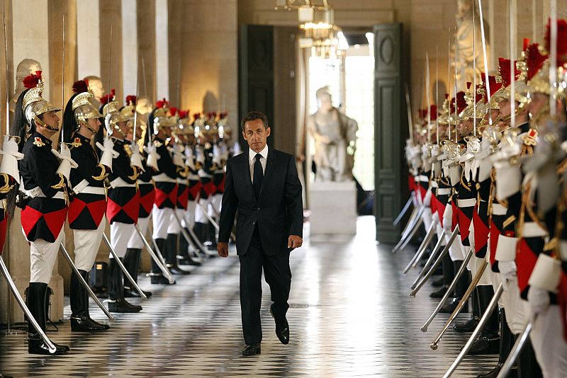 Sarkozy camina entre la guardia republicana a su llegada al Palacio de Versalles.
