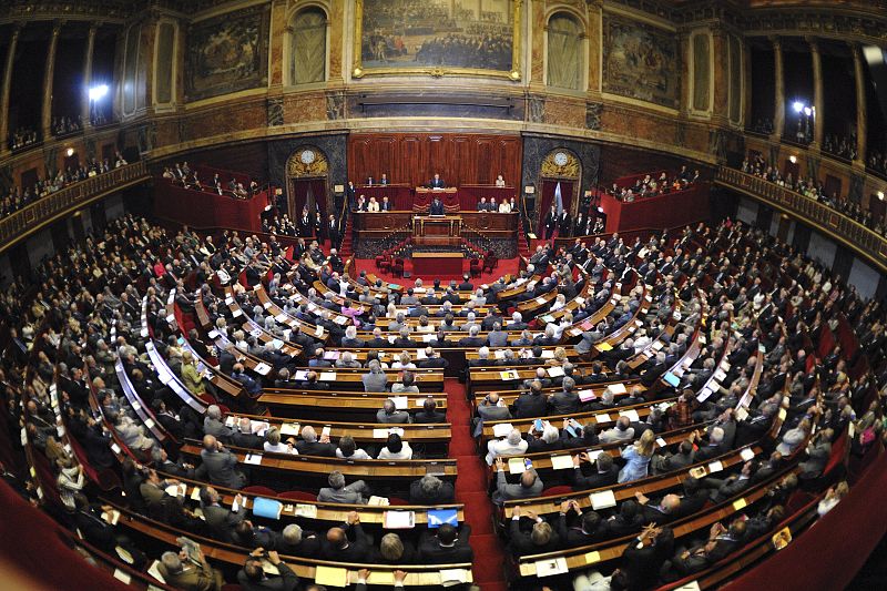El Primer Ministro francés Fillon, el presidente del Senado Larcher y el presidente de la Asamblea Nacional Accoyer esperan a la puerta del palacio la llegada del presidente francés.