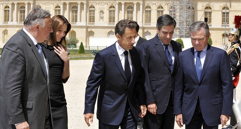 El presidente francés, Nicolas Sarkozy, y la primera dama, Carla Bruni, llegan al Palacio de Versalles donde se va a celebrar un discurso especial ante las cámaras del Parlamento.