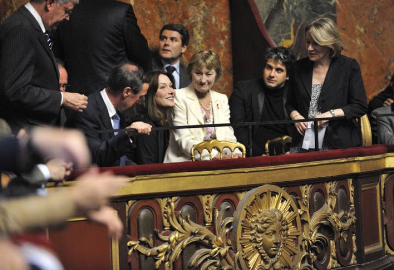 La primera dama francesa, Carla Bruni , junto a su madre, Marisa, esperan la llegada del presidente francés, Nicolas Sarkozy, al Palacio de Versailles.