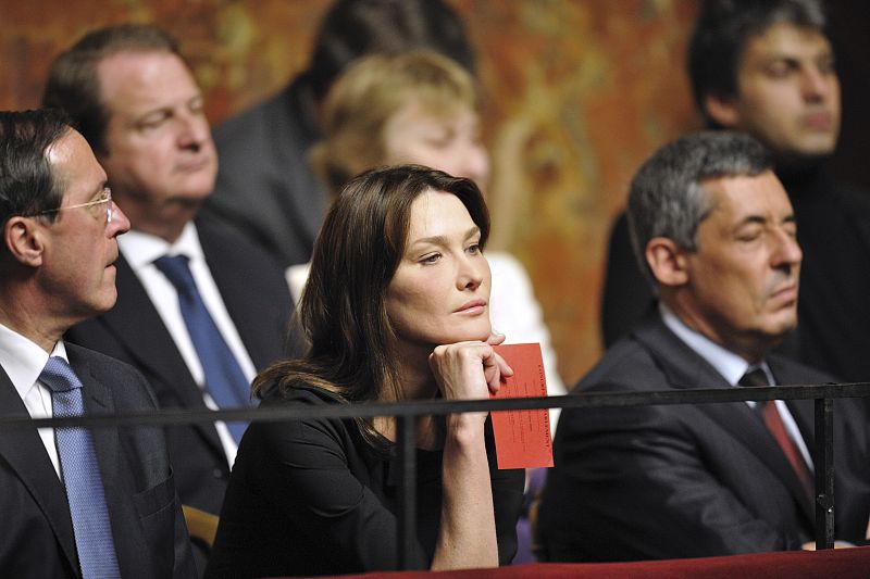 Carla Bruni escucha atentamente el discurso de su marido