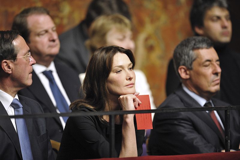 Carla Bruni escucha atentamente el discurso de su marido